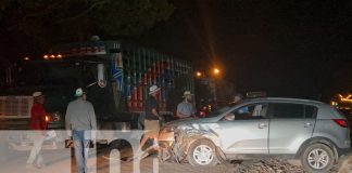 Foto: Vehículo impacta en un costado de un camión ganadero, carretera hacia La Libertad, Chontales/TN8