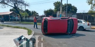 Foto: Accidente en las cercanías del Parque Palestina dejó un vehículo volcado y daños materiales/TN8