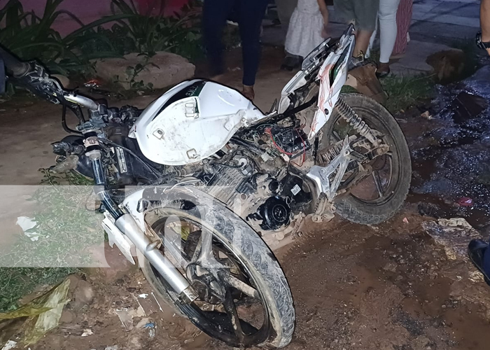 Foto: Motociclista herido tras choque con taxi en la entrada de la iglesia Maranatha en Bluefields/TN8