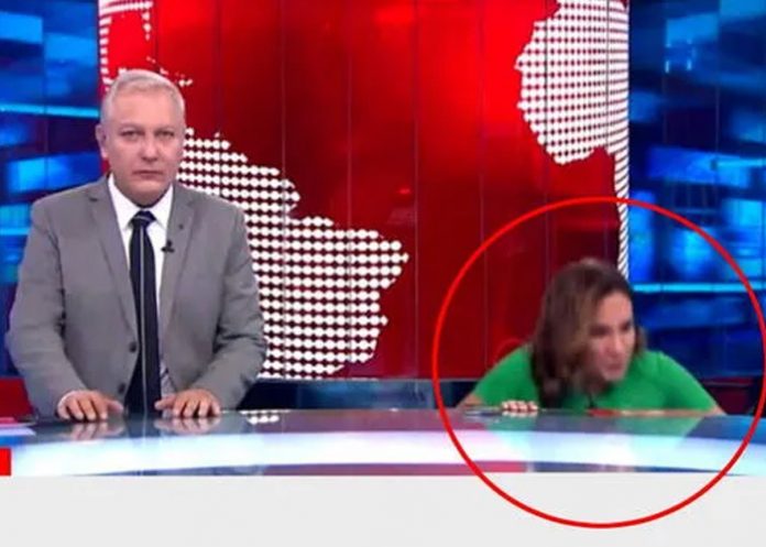 Presentadora de televisión se cae en pleno noticiero