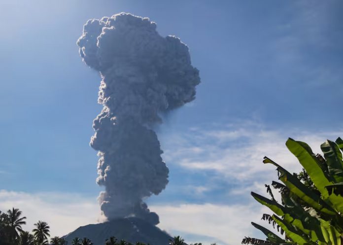 Indonesia evacúa siete poblados por erupciones del volcán Ibu