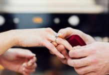 Propuso matrimonio a su novia con el anillo de su ex