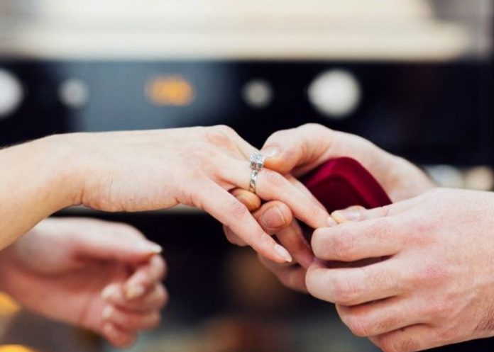 Propuso matrimonio a su novia con el anillo de su ex