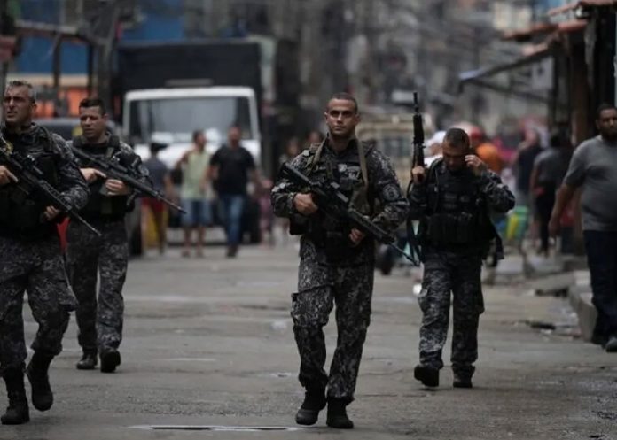 Persecución policial en Río de Janeiro deja 4 muertos