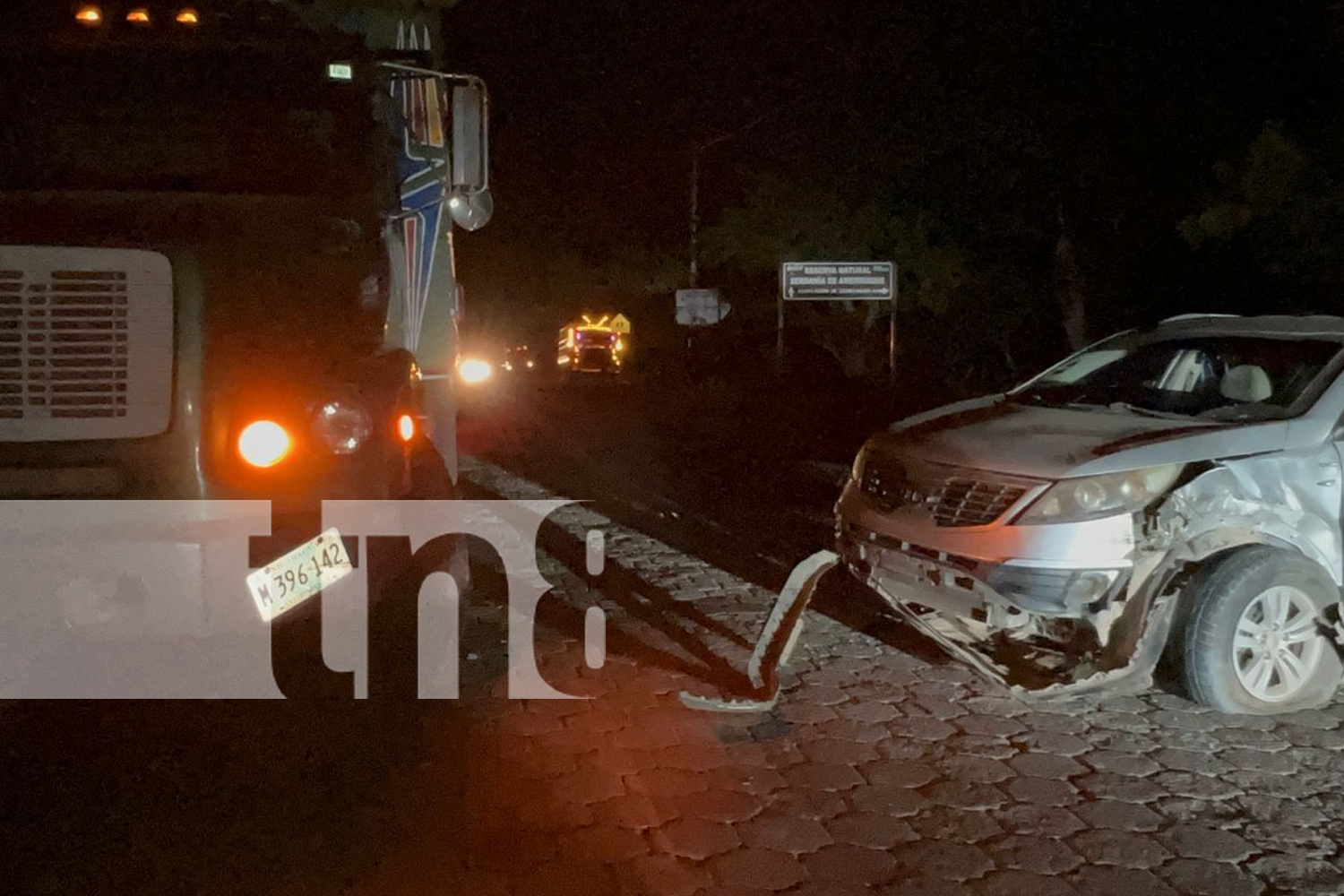 Foto: Vehículo impacta en un costado de un camión ganadero, carretera hacia La Libertad, Chontales/TN8