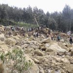 Más de 2.000 sepultados vivos por un alud de tierra en Papúa