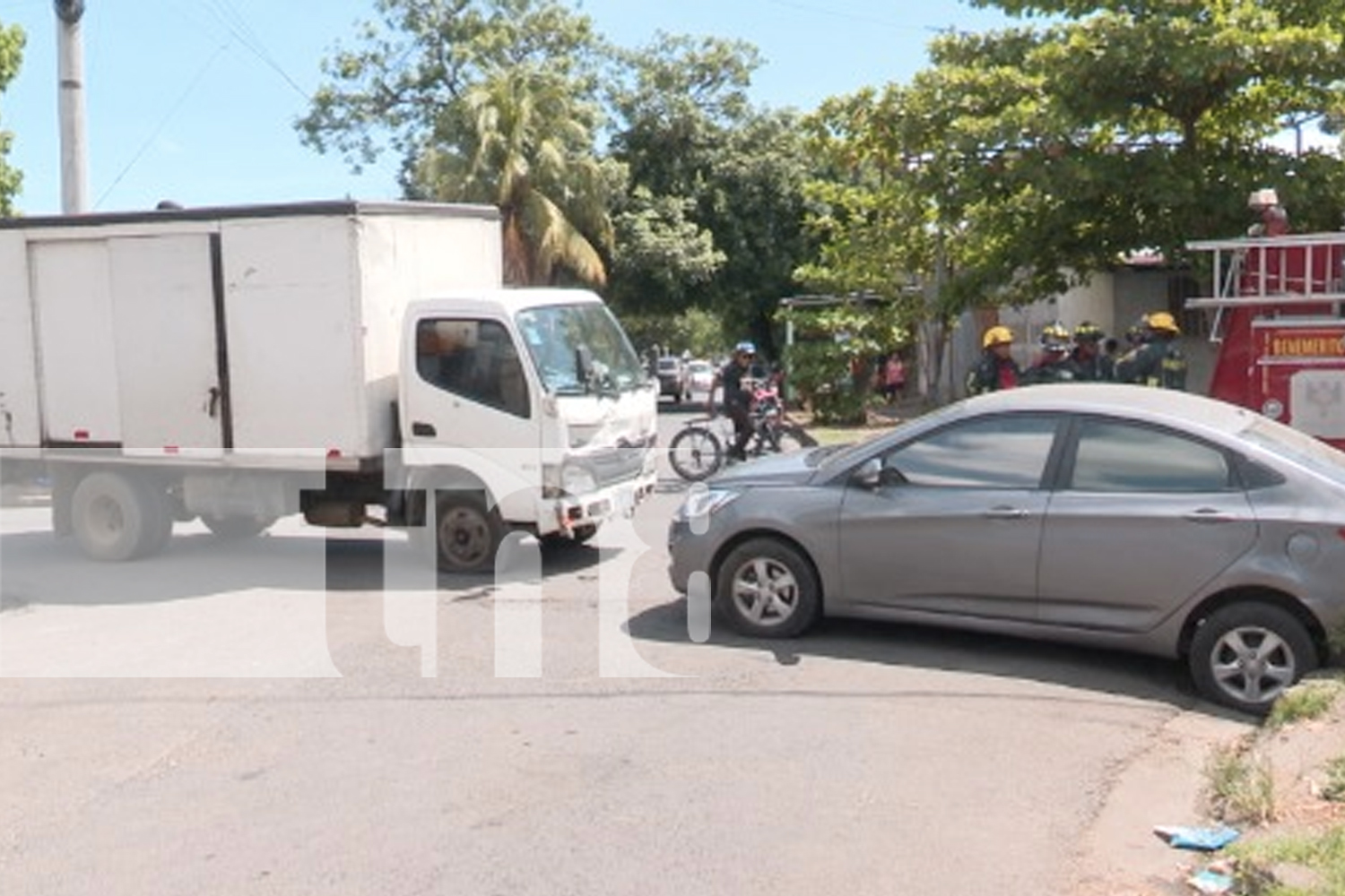 Choque entre carro y camión deja a una mujer herida en el barrio 19 de julio en Managua