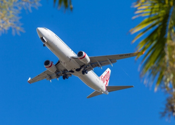 Hombre corre desnudo en los pasillos de un avión