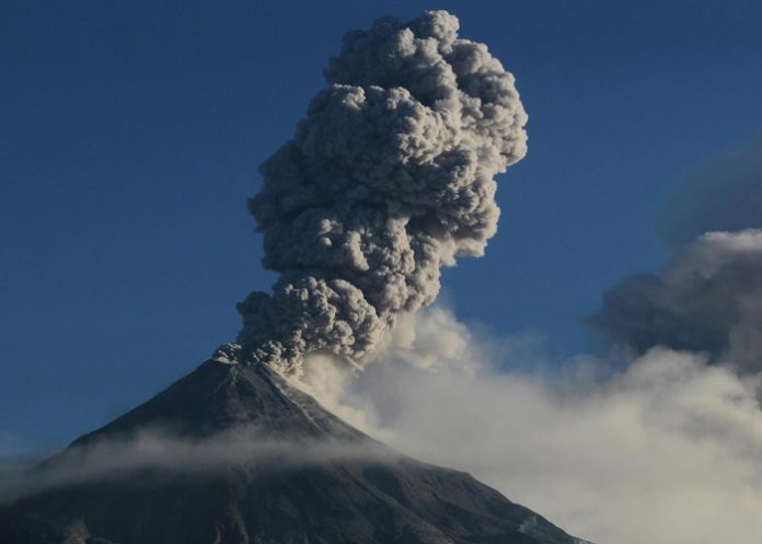 Entra en erupción un volcán en el este de Indonesia