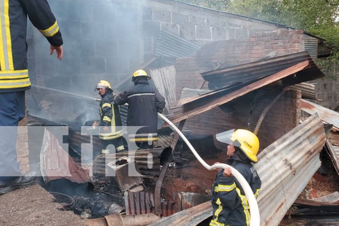 Foto: Vecinos se unen para sofocar incendio en barrio Tamanes, en Juigalpa/TN8