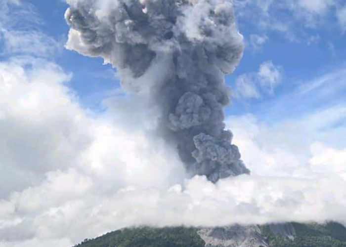 Indonesia evacúa siete poblados por erupciones del volcán Ibu