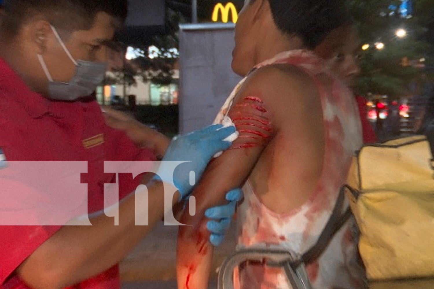 Foto: Motociclista y acompañante gravemente heridos en fuerte accidente vial en Managua/TN8