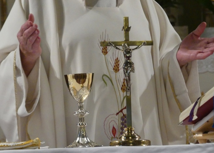 Sentencian a un sacerdote de Argentina