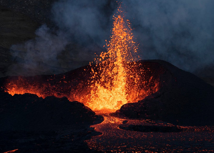 Volcán de Islandia vuelve a erupcionar con lava