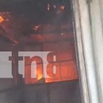 Foto: Incendio por supuestas fallas eléctricas arrasa con un cuarto de alquiler en Managua / TN8