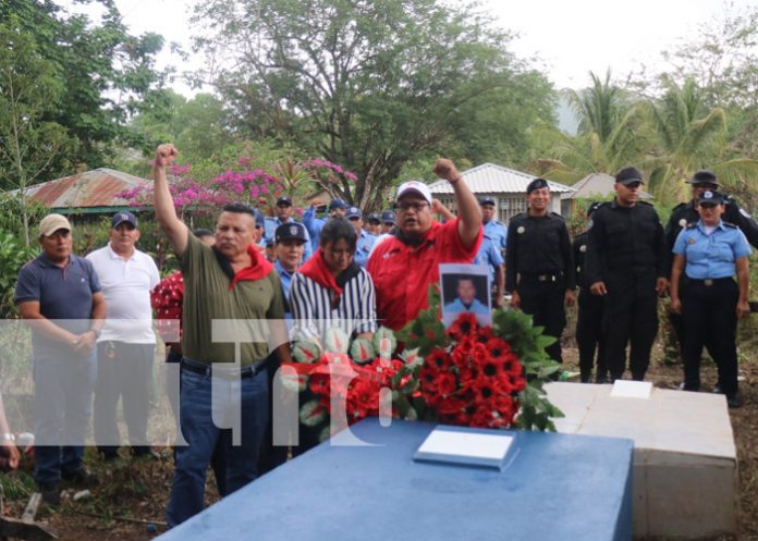 Foto:Rinden homenaje al héroe de la paz Comisionado General Avelino Guevara en Siuna/TN8