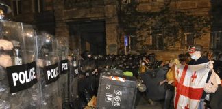 Policía de Georgia dispara balas de goma y gas lacrimógeno contra manifestantes