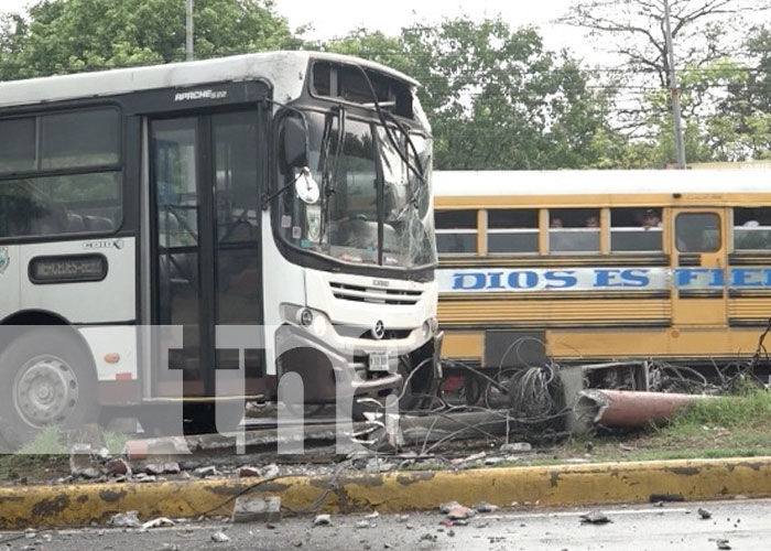 Foto: Accidente con bus y un peatón en Carretera Norte, Managua / TN8