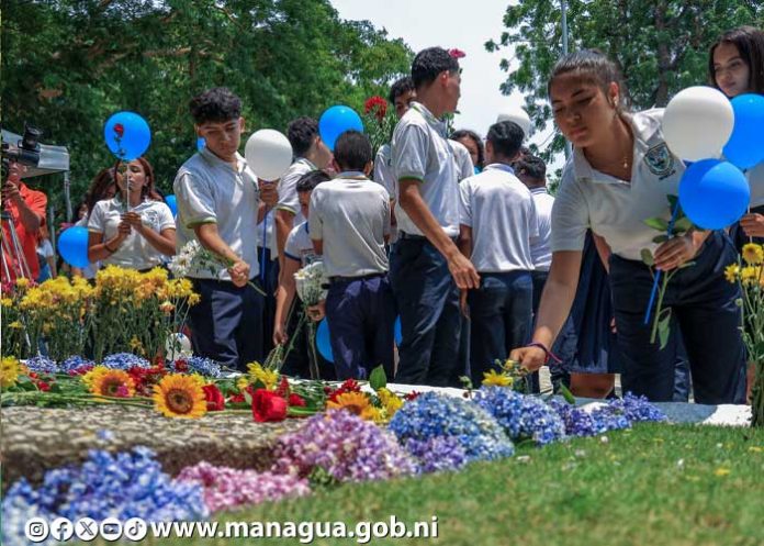 Foto: Ofrendas florales para Luis Alfonso Velásquez / TN8