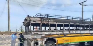 Foto: Bus quemado en una calle al norte de Nicaragua