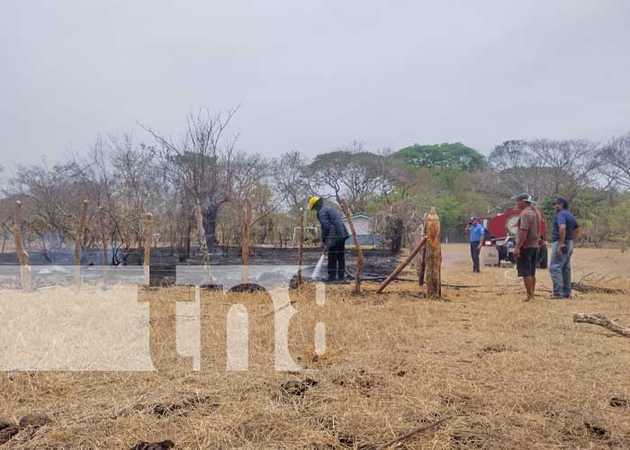 Foto: Incendio de maleza en una zona de Ometepe / TN8