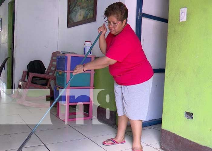 Foto: Premios a una madre con Crónica TN8 