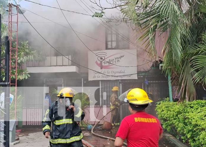 Foto: Incendio en oficinas de Radio Mujer / TN8