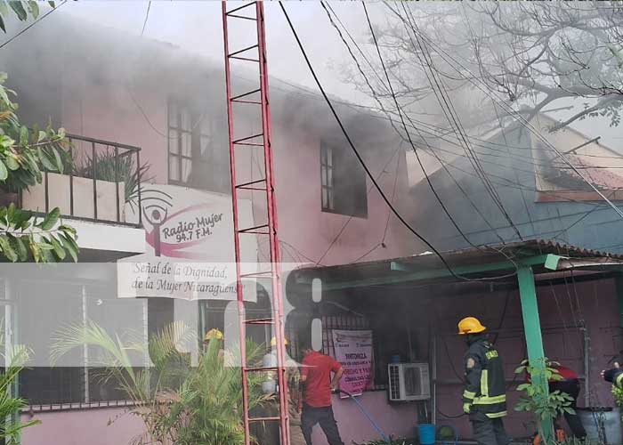 Foto: Incendio en oficinas de Radio Mujer / TN8