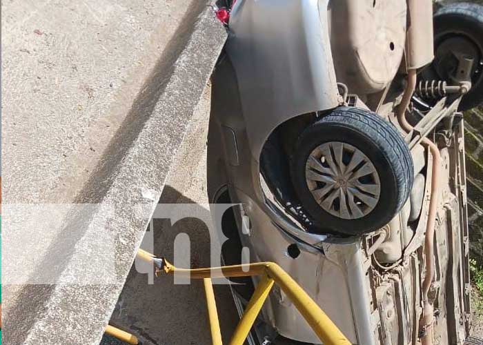 Foto: Vuelco de vehículo en una canaleta de Diriomo, Granada / TN8