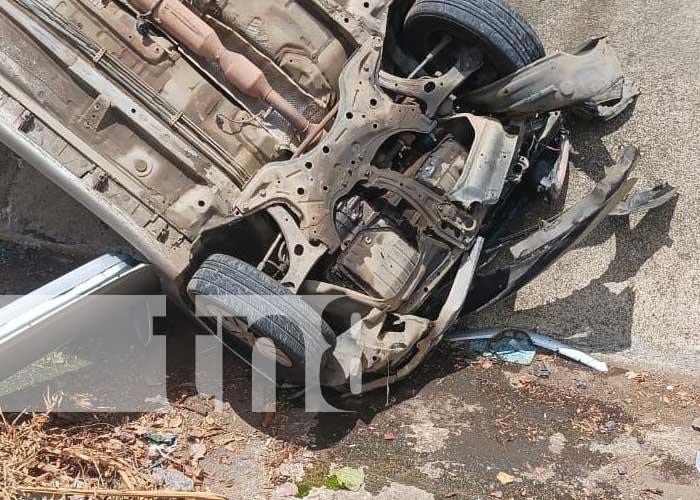 Foto: Vuelco de vehículo en una canaleta de Diriomo, Granada / TN8