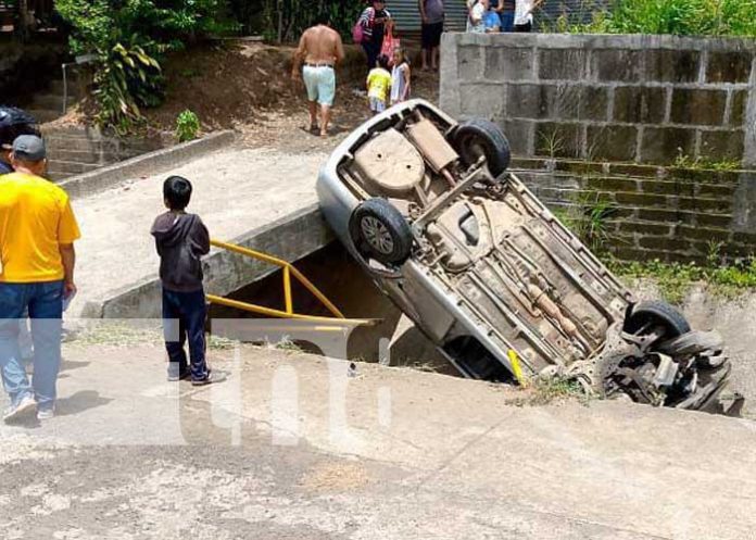 Foto: Vuelco de vehículo en una canaleta de Diriomo, Granada / TN8