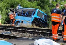 Mortal choque entre un tren y un bus en Eslovaquia deja al menos 6 muertos