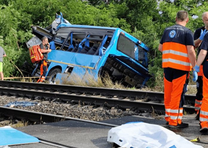 Mortal choque entre un tren y un bus en Eslovaquia deja al menos 6 muertos
