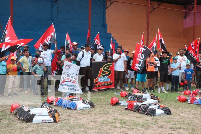 Autoridades celebran entrega de equipos deportivos a niños en el Triángulo Minero