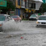 Foto: imprudencias que comenten los conductores durante fuertes lluvias/ Cortesía