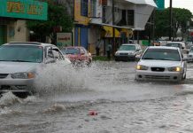 Foto: imprudencias que comenten los conductores durante fuertes lluvias/ Cortesía