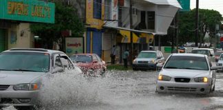 Foto: imprudencias que comenten los conductores durante fuertes lluvias/ Cortesía