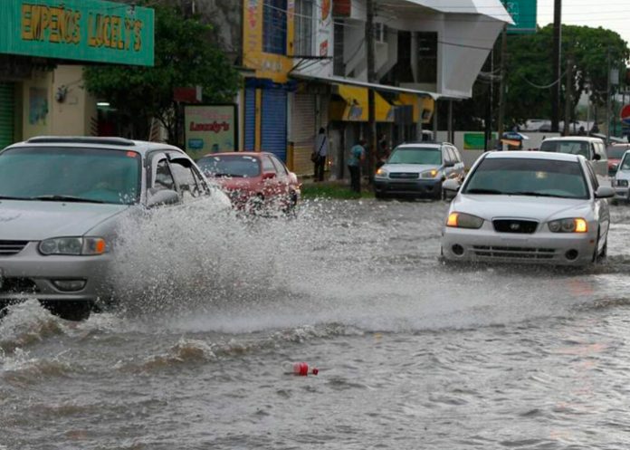 Foto: imprudencias que comenten los conductores durante fuertes lluvias/ Cortesía