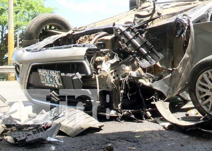 Foto: Conductora presuntamente se durmió al volante y volcó en Carretera Norte/TN8