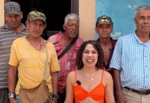 Foto: Mujer tiene de maridos a siete ‘viejitos’ pensionados en Colombia / Cortesía