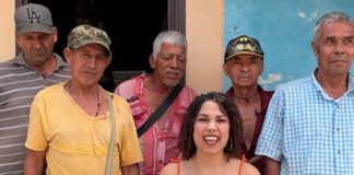 Foto: Mujer tiene de maridos a siete ‘viejitos’ pensionados en Colombia / Cortesía