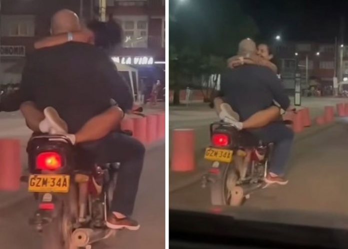 Captan a pareja viajando en moto de una forma particular