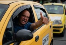Foto: Taxistas golpean a supuesto ladrón y le dicen que "no chille" / TN8