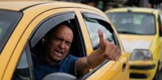 Foto: Taxistas golpean a supuesto ladrón y le dicen que "no chille" / TN8