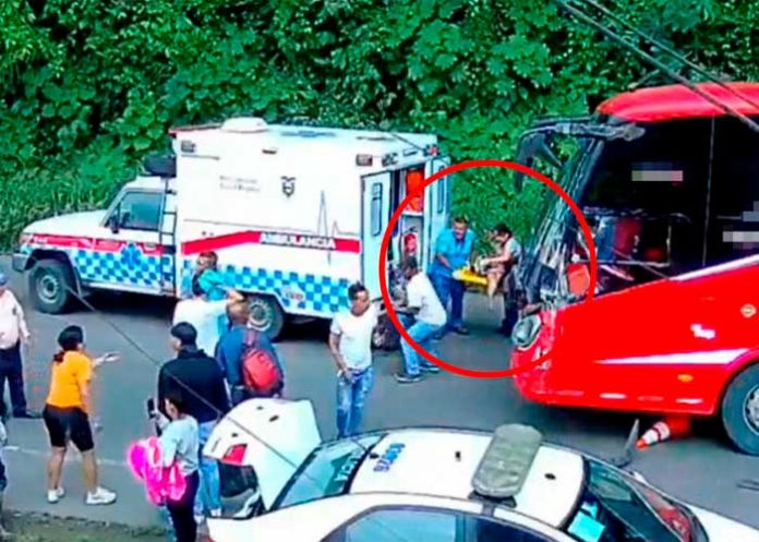 Foto: Bus arremete a heridos y paramédicos que atendían emergencia en Ecuador / Cortesía