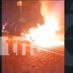 Foto: Motocicleta "de la nada" se prende en llamas en la vía principal de Ticuantepe/ TN8