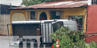 Foto: Camioneta termina con las llantas para arriba en vivienda de San Judas / TN8