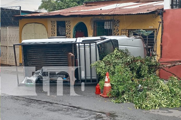 Foto: Camioneta termina con las llantas para arriba en vivienda de San Judas / TN8