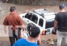 Foto: Bomberos Unidos y Policía Nacional rescatan a conductor en Jinotega/TN8