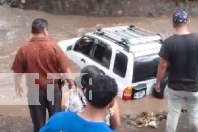 Foto: Bomberos Unidos y Policía Nacional rescatan a conductor en Jinotega/TN8